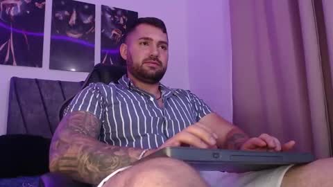 Snapshot of simonbeck chatting on January 3, 9:57 pm Simon online show from January 3, 9:57 pm