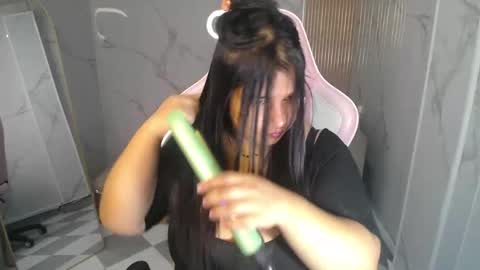 Snapshot of skeler_lovd_b chatting on December 18, 1:06 pm Skarlet online show from December 18, 1:06 pm