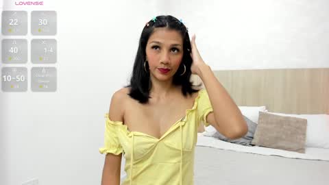 Snapshot of skinny_lilly chatting on December 5, 7:28 pm lilly online show from December 5, 7:28 pm