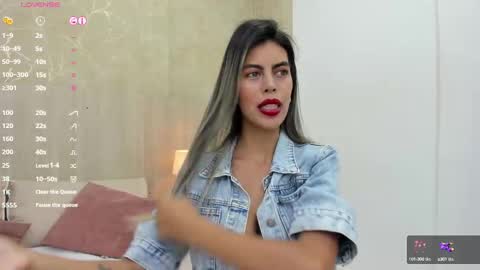 Snapshot of skinny_noa chatting on February 17, 11:23 am Noa online show from February 17, 11:23 am