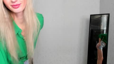 Skinnyladyy online show from February 1, 8:08 am