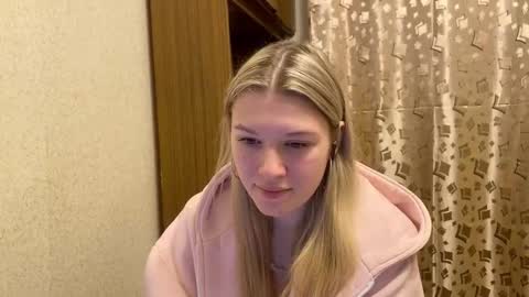 Snapshot of skyedavis chatting on December 17, 7:20 pm skyedavis online show from December 17, 7:20 pm