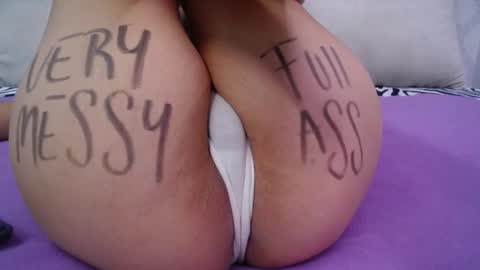 Snapshot of skynny_horney chatting on January 9, 12:03 am Skynny online show from January 9, 12:03 am