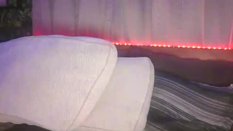 skyonetoo3 online show from October 4, 9:13 pm