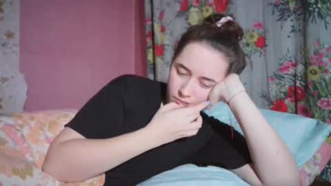 Snapshot of skyressie333 chatting on December 8, 7:22 pm skyressie333 online show from December 8, 7:22 pm