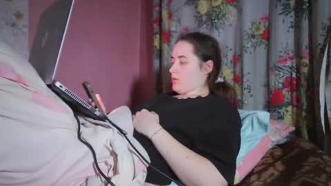 Snapshot of skyressie333 chatting on December 9, 6:25 pm skyressie333 online show from December 9, 6:25 pm