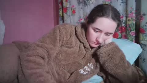 Snapshot of skyressie333 chatting on December 12, 2:11 pm skyressie333 online show from December 12, 2:11 pm