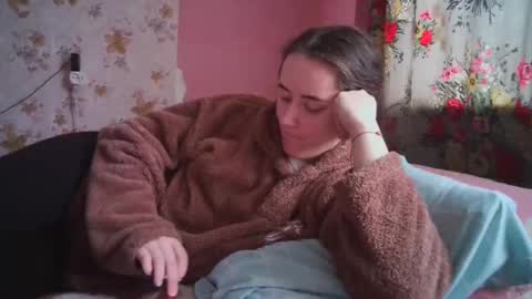 Snapshot of skyressie333 chatting on December 16, 7:26 am skyressie333 online show from December 16, 7:26 am