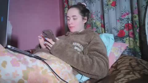 Snapshot of skyressie333 chatting on December 16, 7:00 pm skyressie333 online show from December 16, 7:00 pm