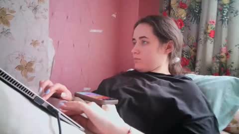 Snapshot of skyressie333 chatting on December 22, 12:05 pm skyressie333 online show from December 22, 12:05 pm