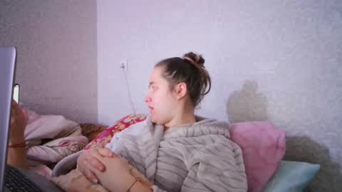 Snapshot of skyressie333 chatting on February 9, 8:11 am skyressie333 online show from February 9, 8:11 am