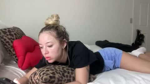 Snapshot of skyybanks chatting on October 21, 2:12 am Skylar online show from October 21, 2:12 am