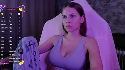 Snapshot of small_emma0 chatting on November 27, 5:59 pm Emma online show from November 27, 5:59 pm