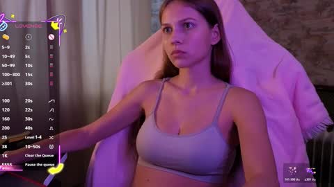 Snapshot of small_emma0 chatting on December 4, 8:34 am Emma online show from December 4, 8:34 am