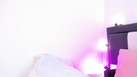 Snapshot of smiling__girl chatting on December 22, 5:42 pm online show from December 22, 5:42 pm