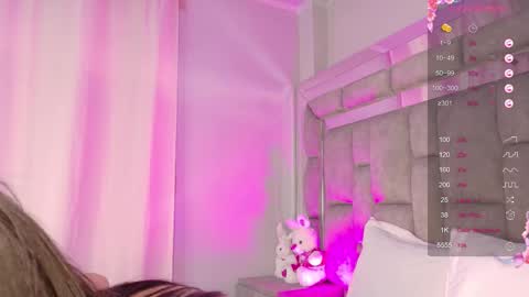 Snapshot of smiling__girl chatting on October 30, 6:08 pm online show from October 30, 6:08 pm