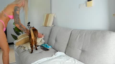 Snapshot of smurf19 chatting on December 13, 1:37 am Mary online show from December 13, 1:37 am