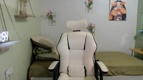 snow_2000 online show from December 12, 8:47 am