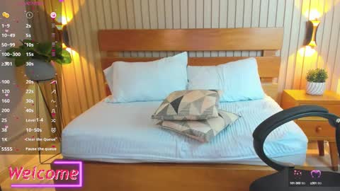 Snapshot of soffia_modre chatting on December 4, 9:07 am Help me achieve 100 thumbs up online show from December 4, 9:07 am