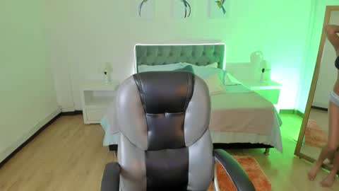 sofia_collen_ online show from October 1, 8:04 pm