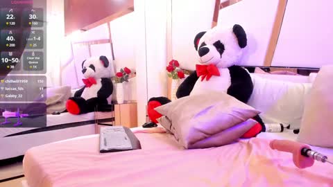 Snapshot of sofia_samuels chatting on December 22, 9:53 pm Sofia Samuels online show from December 22, 9:53 pm