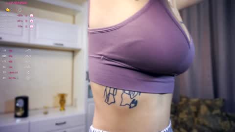 Hi My name is Sofia Welcome to my room Please thumbs up - its important online show from December 23, 5:39 am