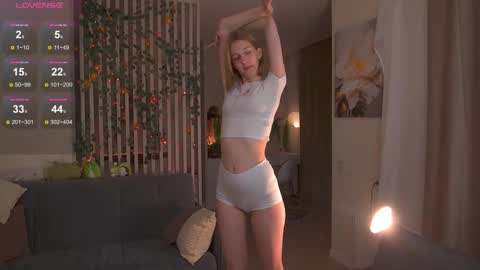 Snapshot of sofiapure18 chatting on November 13, 9:14 pm Sofia Help me overcome shynes with 100 thumbs up online show from November 13, 9:14 pm