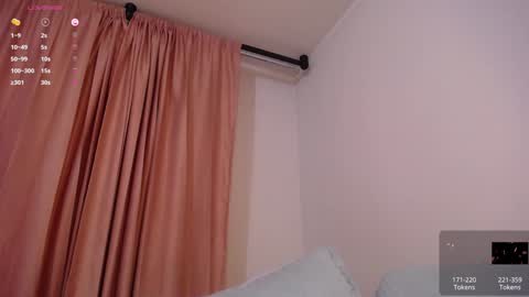 Snapshot of sophia_bones chatting on January 6, 3:20 am SophiI online show from January 6, 3:20 am