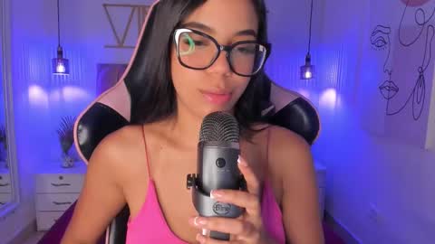 Snapshot of sophiaahill chatting on October 28, 7:49 pm Sophie Hill online show from October 28, 7:49 pm