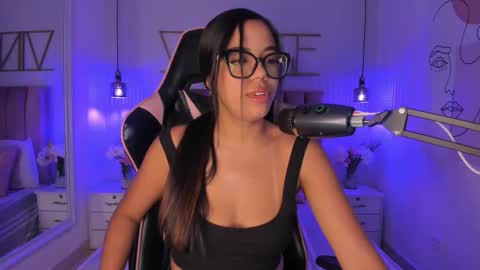 Snapshot of sophiaahill chatting on November 19, 8:09 pm Sophie Hill online show from November 19, 8:09 pm