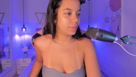 Snapshot of sophiaahill chatting on November 27, 8:22 pm Sophie Hill online show from November 27, 8:22 pm