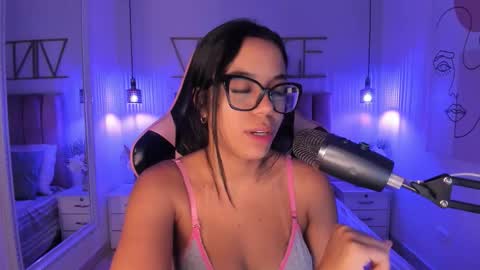 Snapshot of sophiaahill chatting on November 28, 8:00 pm Sophie Hill online show from November 28, 8:00 pm