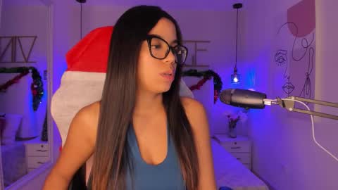 Snapshot of sophiaahill chatting on December 2, 8:48 pm Sophie Hill online show from December 2, 8:48 pm