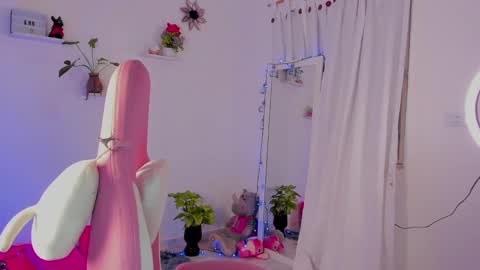 Snapshot of sophie_dolly_ chatting on December 16, 8:16 pm sophie doll online show from December 16, 8:16 pm