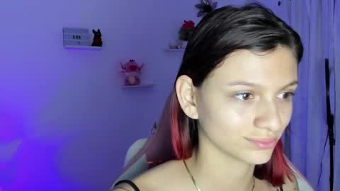 Snapshot of sophie_dolly_ chatting on January 24, 10:51 pm sophie doll online show from January 24, 10:51 pm