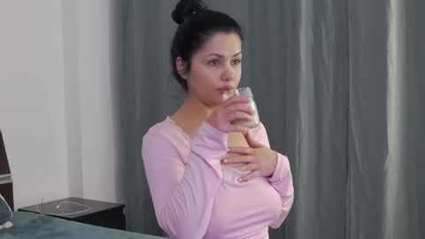 Snapshot of sophie_jeans chatting on December 14, 3:50 pm Sophie jeans online show from December 14, 3:50 pm