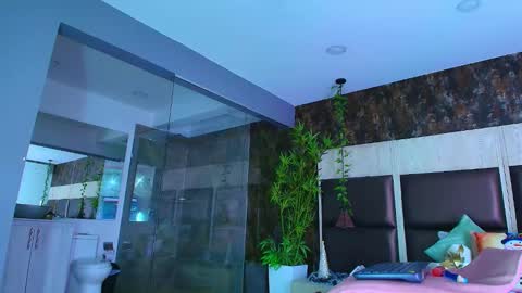 Snapshot of sophie_starx chatting on December 6, 7:43 am Sarah sophia online show from December 6, 7:43 am