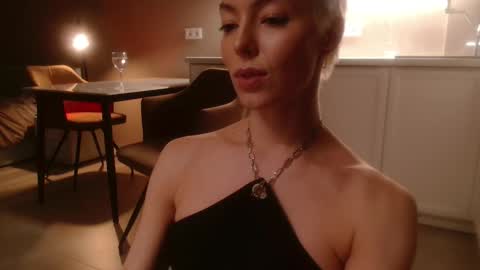 Elizabeth online show from October 16, 6:42 pm