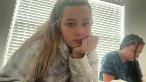 starqueenieee online show from February 14, 5:03 pm