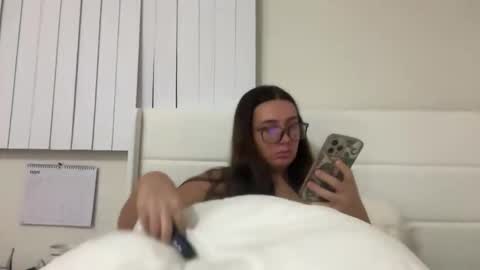 starqueenieee online show from November 4, 11:37 pm