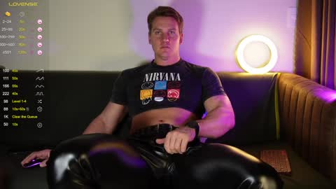 Snapshot of steevemuscle chatting on December 15, 3:02 am Steeve online show from December 15, 3:02 am