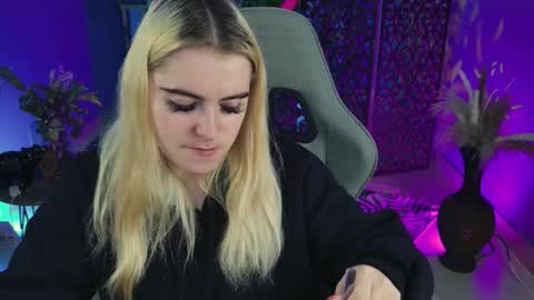 stef_nicks online show from October 6, 6:22 am