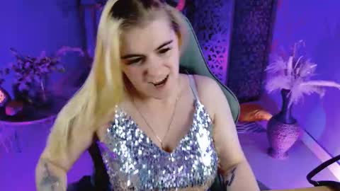 stef_nicks online show from October 16, 9:21 am