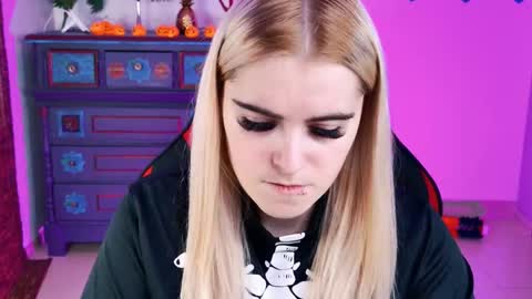 stef_nicks online show from October 30, 9:00 am