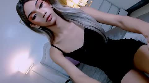 Snapshot of steffani_deluxe chatting on December 22, 5:23 am STEF online show from December 22, 5:23 am