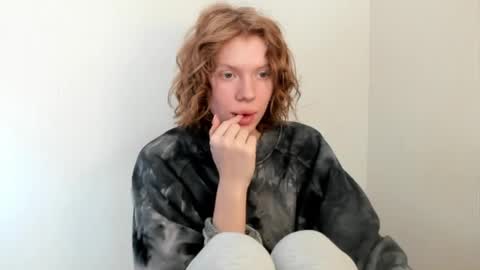 Snapshot of stellaswen chatting on October 2, 9:05 am S T E L L A online show from October 2, 9:05 am