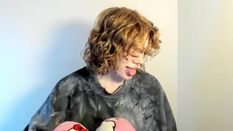 Snapshot of stellaswen chatting on October 21, 10:49 am S T E L L A online show from October 21, 10:49 am