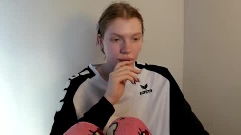 Snapshot of stellaswen chatting on November 3, 9:43 am S T E L L A online show from November 3, 9:43 am