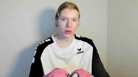 Snapshot of stellaswen chatting on November 6, 10:05 am S T E L L A online show from November 6, 10:05 am