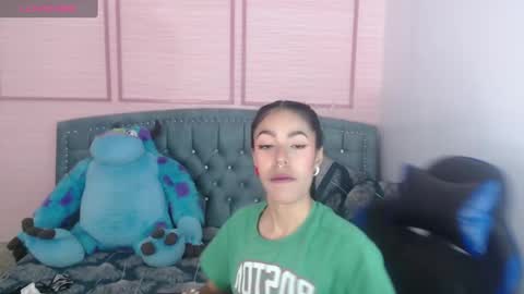 Snapshot of stephania_t chatting on February 1, 10:37 am Stephania online show from February 1, 10:37 am